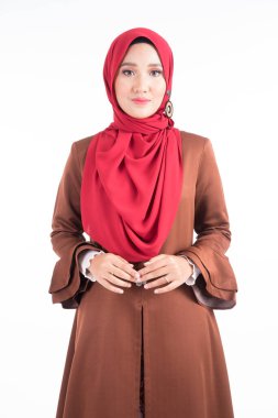 Modern kebaya elbisesi ve tesettür giyen güzel bir kadın modelin yarım boy portresi, beyaz arka planda izole edilmiş Müslüman kadınlar için bir yaşam tarzı. Güzellik ve tesettür moda konsepti.