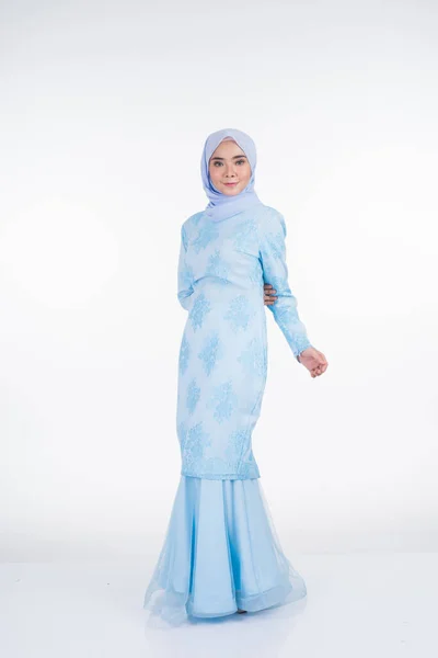 Aantrekkelijk Moslim Vrouwelijk Model Met Pastelblauw Moderne Kurung Met Hijab — Stockfoto