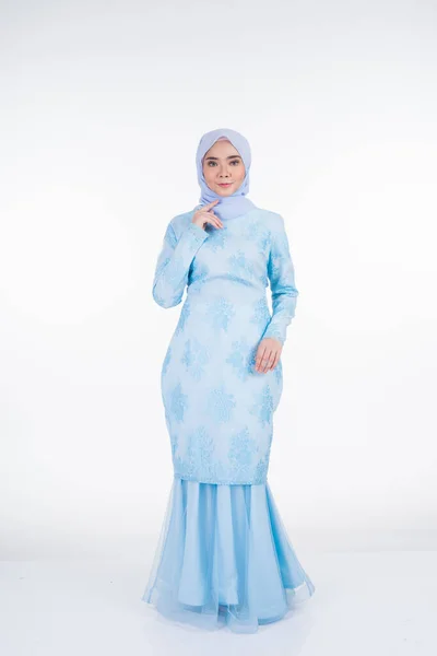 Attraente Modella Musulmana Con Indosso Kurung Moderno Blu Pastello Hijab — Foto Stock