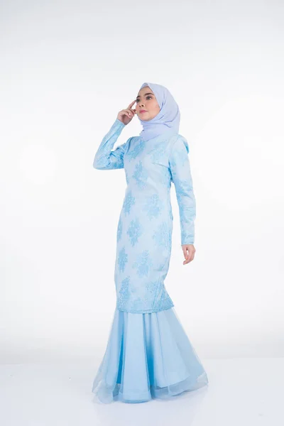 Aantrekkelijk Moslim Vrouwelijk Model Met Pastelblauw Moderne Kurung Met Hijab — Stockfoto