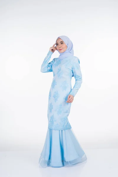 Aantrekkelijk Moslim Vrouwelijk Model Met Pastelblauw Moderne Kurung Met Hijab — Stockfoto