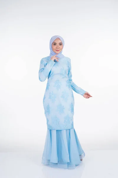 Aantrekkelijk Moslim Vrouwelijk Model Met Pastelblauw Moderne Kurung Met Hijab — Stockfoto