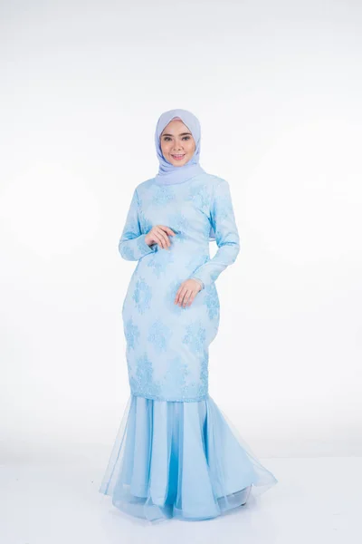 Modelo Feminino Muçulmano Atraente Vestindo Azul Pastel Moderno Kurung Com — Fotografia de Stock