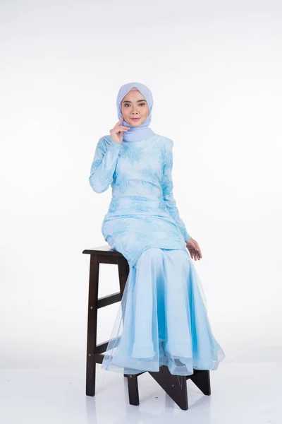 Attraente Modella Musulmana Con Indosso Kurung Moderno Blu Pastello Hijab — Foto Stock