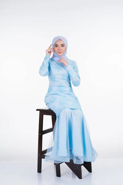 Aantrekkelijk Moslim Vrouwelijk Model Met Pastelblauw Moderne Kurung Met Hijab — Stockfoto