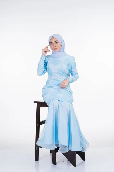Atraktivní Muslimka Model Nosit Pastelově Modré Moderní Kurung Hidžábem Městský — Stock fotografie