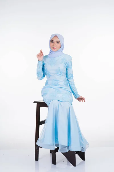 Model Wanita Muslim Yang Menarik Perhatian Mengenakan Kurung Modern Berwarna — Stok Foto