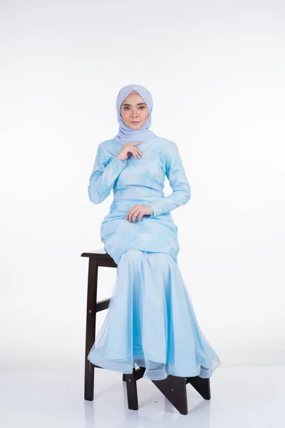 Приваблива Мусульманка Модель Одягнена Пастельний Синій Сучасний Курунг Хіджабом Міський — стокове фото