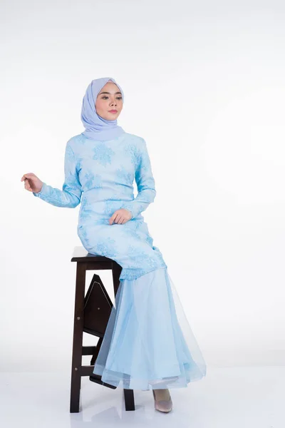 Aantrekkelijk Moslim Vrouwelijk Model Met Pastelblauw Moderne Kurung Met Hijab — Stockfoto