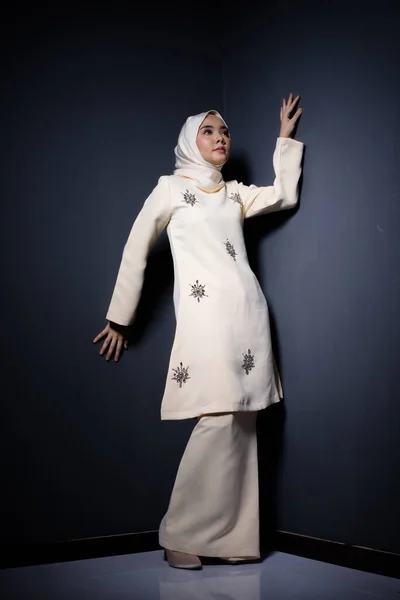 Hijab Beleza Moda Conceito Editorial Belo Modelo Muçulmano Kurung Moderno — Fotografia de Stock