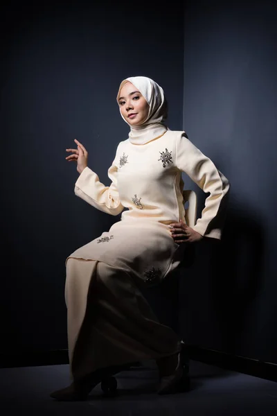 Hijab Beleza Moda Conceito Editorial Belo Modelo Muçulmano Kurung Moderno — Fotografia de Stock