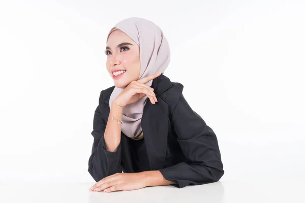 Halblanges Porträt Einer Attraktiven Muslimischen Frau Businesskleidung Und Hijab Mit — Stockfoto