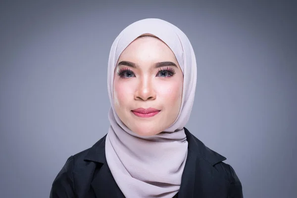 Portret Atrakcyjnej Muzułmanki Ubranej Strój Biznesowy Hidżab Mieszanymi Pozycjami Szarym — Zdjęcie stockowe