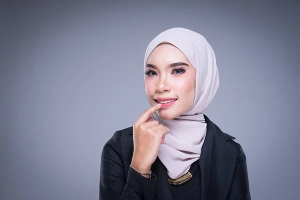 Retrato Headshot Uma Mulher Muçulmana Atraente Vestindo Trajes Negócios Hijab — Fotografia de Stock