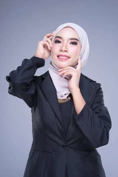 Половинний Портрет Привабливої Мусульманки Одягненої Ділове Вбрання Хіджаб Змішаними Поз — стокове фото