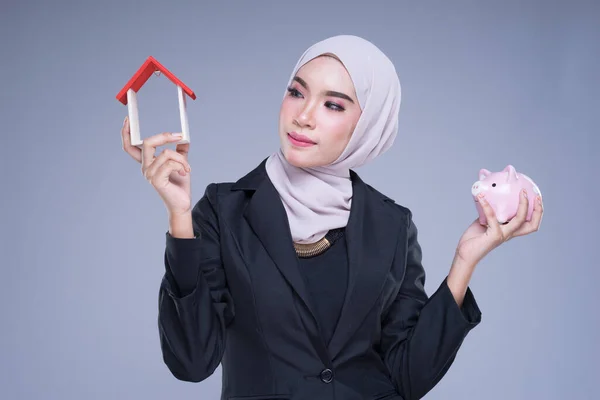 Conceito Finanças Contabilidade Poupança Comparação Investimentos Uma Mulher Muçulmana Trajes — Fotografia de Stock