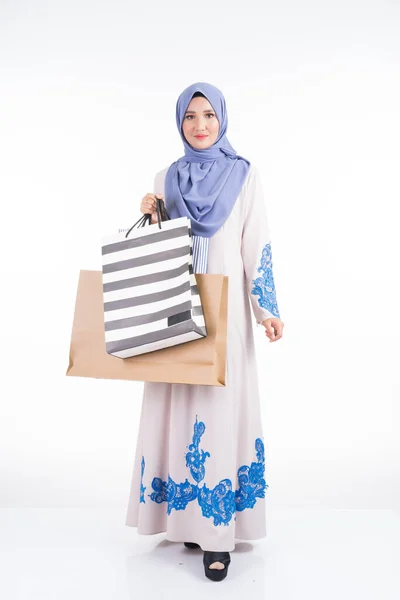 Belo Modelo Feminino Muçulmano Vestido Tradicional Asiático Jubah Carregando Sacos — Fotografia de Stock