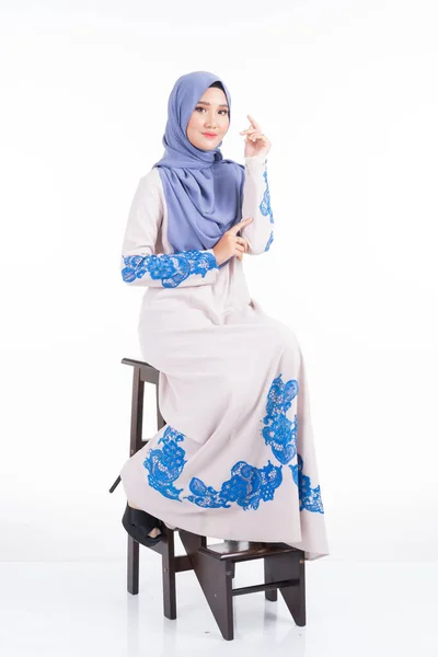 白を基調としたイスラム教徒女性のためのライフスタイルアパレル Jubah Dress Hihab を身に着けている美しい女性モデルの全長肖像画 美とヒジャーブファッションのコンセプト — ストック写真