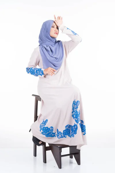 Full Length Portret Van Een Mooi Vrouwelijk Model Dragen Jubah — Stockfoto