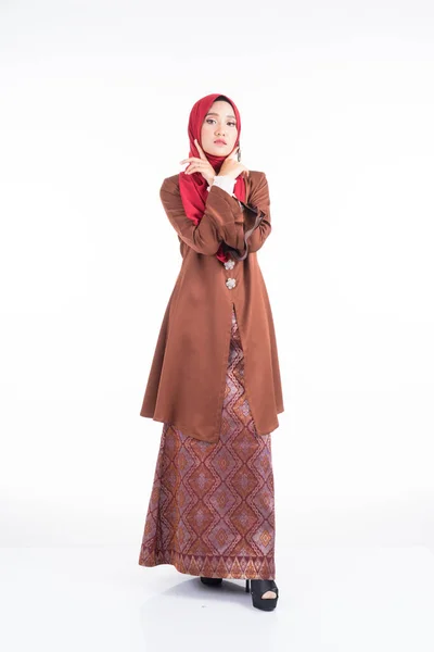 Полноразмерный Портрет Красивой Женщины Модели Современном Платье Кебаи Хиджабе Одежда — стоковое фото