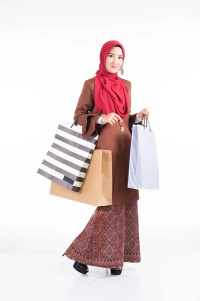 Hermoso Modelo Femenino Musulmán Vestido Tradicional Asiático Kebaya Moderno Llevando —  Fotos de Stock