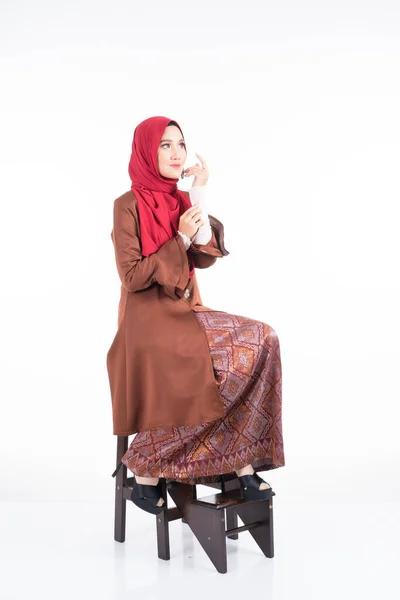 Полноразмерный Портрет Красивой Женщины Модели Современном Платье Кебаи Хиджабе Одежда — стоковое фото