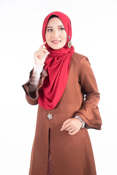 Halva Längd Porträtt Vacker Kvinnlig Modell Bär Modern Kebaya Klänning — Stockfoto