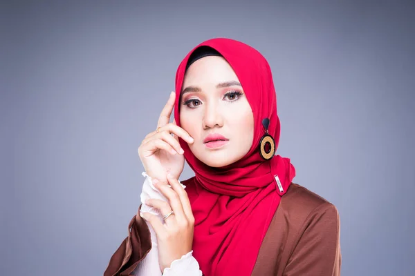 Foto Una Bella Modella Musulmana Abito Tradizionale Musulmano Asiatico Hijab — Foto Stock