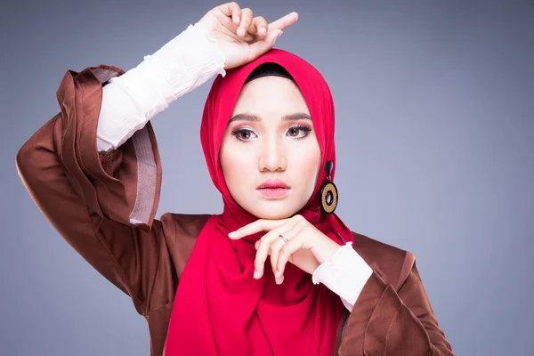 Headshot Dari Model Perempuan Muslim Yang Indah Dalam Pakaian Tradisional — Stok Foto