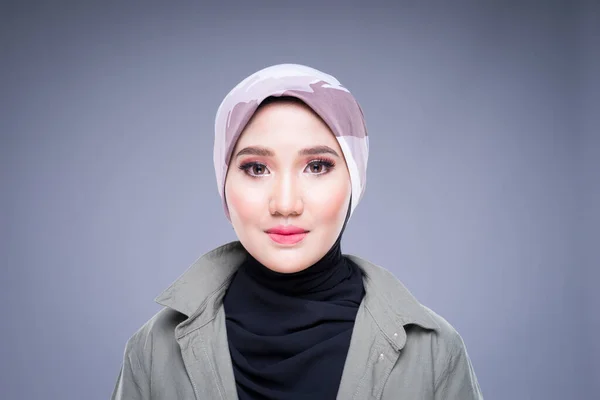 Captura Cabeça Uma Bela Modelo Feminina Muçulmana Desgaste Casual Hijab — Fotografia de Stock