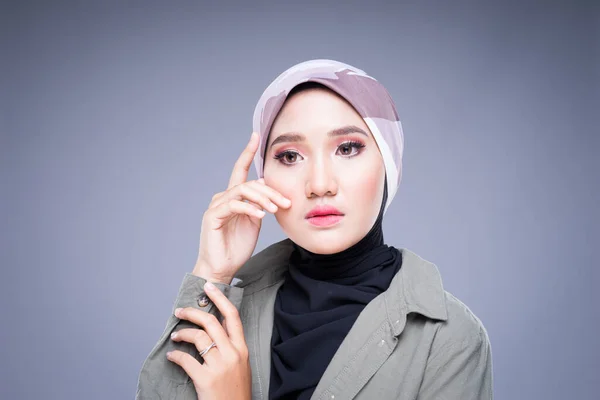 Imagen Una Hermosa Modelo Musulmana Con Atuendo Casual Hijab Aislado —  Fotos de Stock