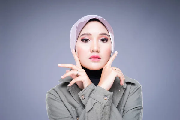 Captura Cabeça Uma Bela Modelo Feminina Muçulmana Desgaste Casual Hijab — Fotografia de Stock