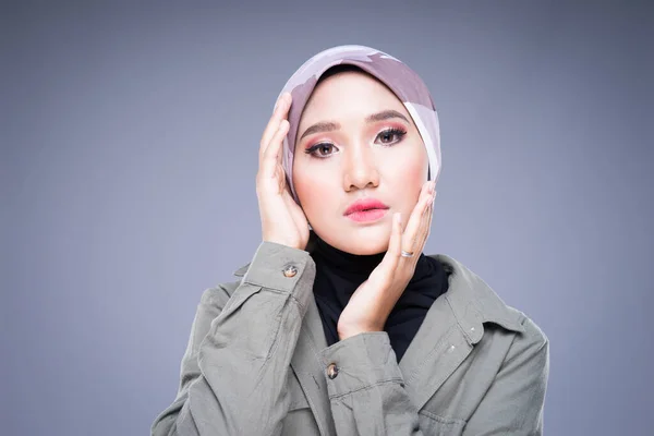 Imagen Una Hermosa Modelo Musulmana Con Atuendo Casual Hijab Aislado —  Fotos de Stock