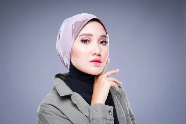 Imagen Una Hermosa Modelo Musulmana Con Atuendo Casual Hijab Aislado —  Fotos de Stock