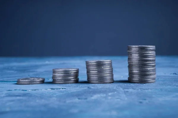 Bündel Von Münzen Verstreut Finanzen Buchhaltung Geldsparen Und Anlagekonzept — Stockfoto
