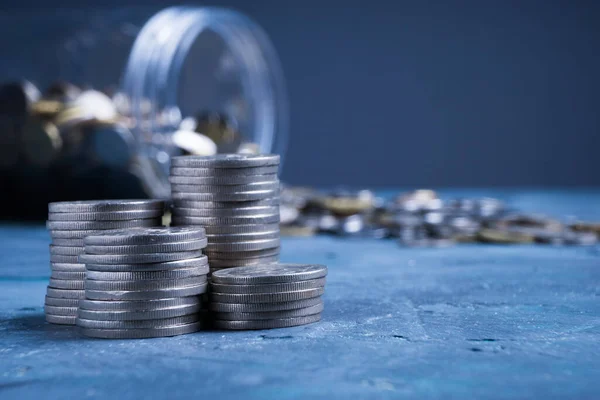 Finanzen Buchhaltung Geldsparen Und Anlagekonzept Stapel Von Silbermünzen Mit Einem — Stockfoto