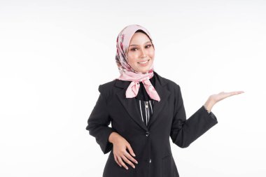 Beyaz arka planda izole edilmiş, iş kıyafetleri ve karışık pozlarla tesettüre girmiş güzel bir Müslüman kadının yarım boy portresi. Teknoloji, iş veya finans teması için uygun.