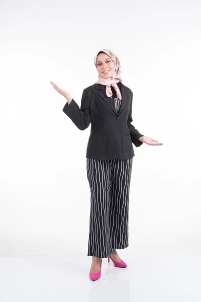 Full Length Portret Van Een Mooie Moslimvrouw Dragen Zakelijke Kleding — Stockfoto