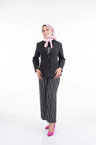 Ganztägiges Porträt Einer Schönen Muslimischen Frau Businesskleidung Und Hijab Mit — Stockfoto