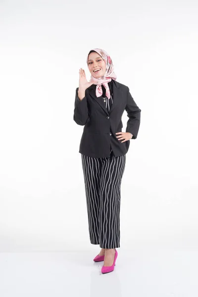 Retrato Comprimento Total Uma Bela Mulher Muçulmana Vestindo Trajes Negócios — Fotografia de Stock