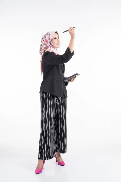 Retrato Larga Duración Una Hermosa Mujer Musulmana Vestida Con Atuendo — Foto de Stock