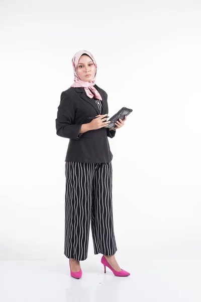 Retrato Larga Duración Una Hermosa Mujer Musulmana Vestida Con Atuendo — Foto de Stock