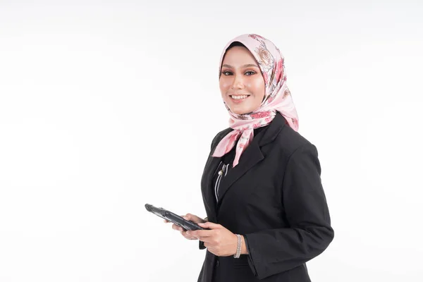 Halve Lengte Portret Van Een Mooie Moslimvrouw Met Zakelijke Kleding — Stockfoto