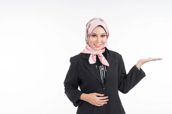 Retrato Metade Comprimento Uma Bela Mulher Muçulmana Vestindo Trajes Negócios — Fotografia de Stock