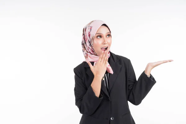 Retrato Media Longitud Una Hermosa Mujer Musulmana Vestida Con Atuendo — Foto de Stock