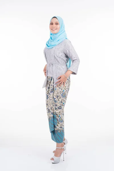 Schöne Weibliche Modell Posen Tragen Modernen Kebaya Und Hijab Eine — Stockfoto