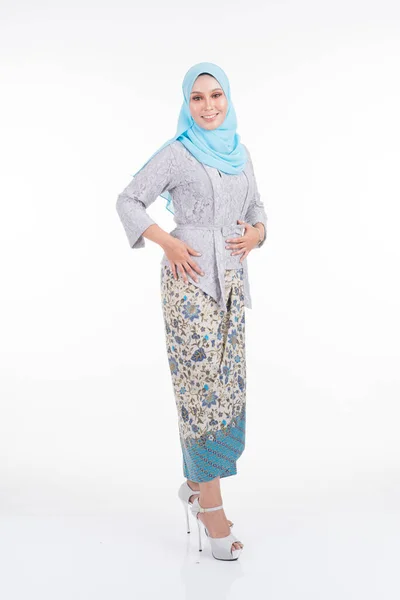 Vacker Kvinnlig Modell Poser Bärande Modern Kebaya Och Hijab Urban — Stockfoto