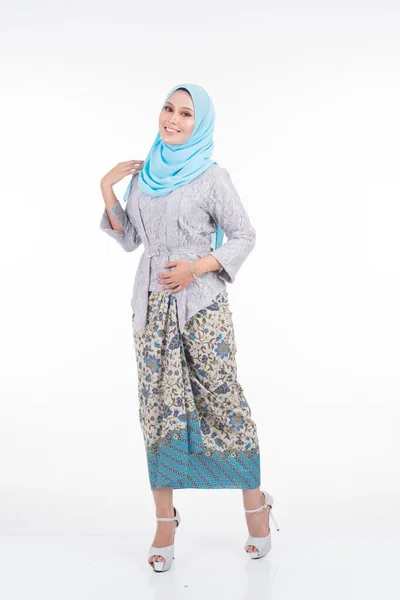 Mooi Vrouwelijk Model Poses Met Moderne Kebaya Hijab Een Urban — Stockfoto