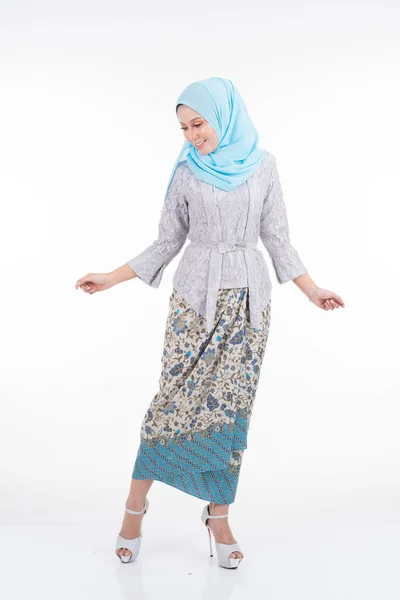 現代的なケバヤとヒジャーブを身に着けているポーズの美しい女性モデル 白い背景に隔離されたイスラム教徒の女性のための都市生活アパレル 美しさとヒジャーブファッションの概念 — ストック写真