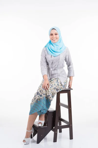 Vacker Kvinnlig Modell Poser Bärande Modern Kebaya Och Hijab Urban — Stockfoto